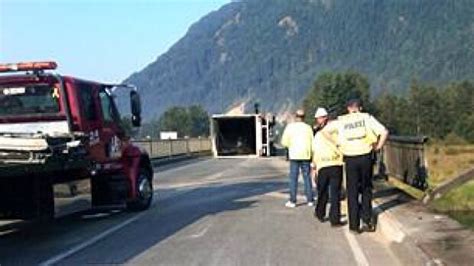 Semi truck crash closes Highway 1 in Chilliwack 